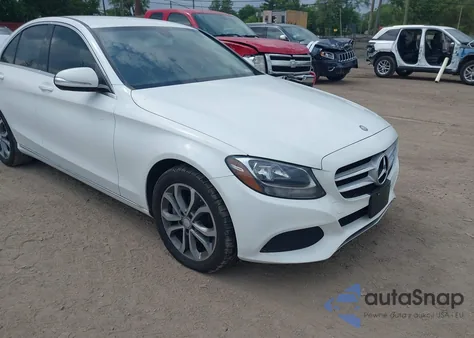 2015 Mercedes-Benz C 300 4Matic/Luxury 4Matic/Sport 4Matic z USA, uszkodzony, nr VIN 55SWF4KB5FU010207